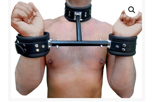 ELEGANTER PRANGER MIT DREHBAREN RINGEN UND NAPPA-LEDER