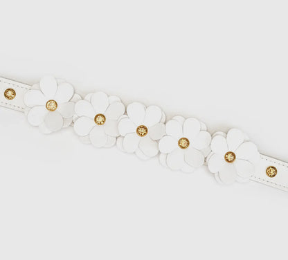 Weißes Lederhalsband mit Blumen und Leine